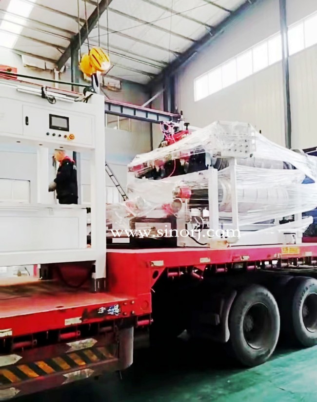 同省四輥擠出機(jī)發(fā)貨中