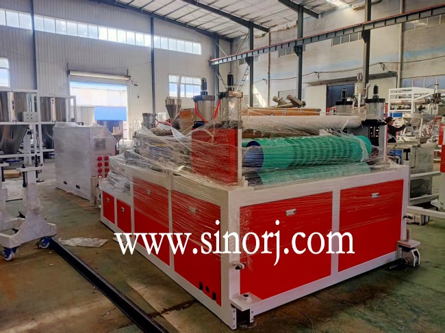 發(fā)往印尼的pvc波浪瓦，T型瓦生產(chǎn)線，大理石uv板生產(chǎn)線開始裝柜